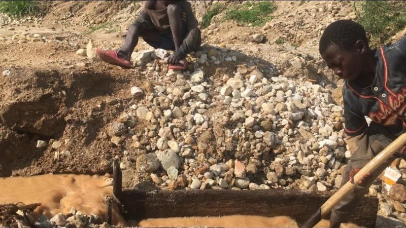 Alerte humanitaire – Enfants dans les mines d’or en RDC